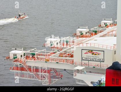 Besatzungsmitglieder von der Küstenwache Station Annapolis, MD., begleiten das Motorschiff Zhen Hua 24, ein etwa 800 Fuß großer Schwerlastträger, während es zum Hafen von Baltimore fährt, um vier neue Neo-Panamax-Krane für den Hafen auszuliefern, 9. September 2021. Küstenwache-Besatzungen stellten während des Transits zum Seagirt Marine Terminal in Baltimore Sicherheitszonen bereit. (USA Foto der Küstenwache von Petty Officer der 1. Klasse Tara Molle-Carr/veröffentlicht) Stockfoto