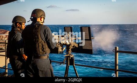 210910-N-SY758-1032 ATLANTIK (SEP. 10, 2021) Gunners Mate 2nd Class Matthew Hall, zugewiesen an die Waffenabteilung an Bord des Flugzeugträgers USS George H.W. Bush (CVN 77), schießt ein Maschinengewehr des Kalibers .50 für eine Qualifikation im Uhrstand. GHWB ist im Atlantischen Ozean tätig, um Marinestützungen zu unterstützen, um die maritime Stabilität und Sicherheit zu erhalten, um den Zugang zu gewährleisten, Aggressionen abzuwehren und die Interessen der USA, der Alliierten und der Partner zu verteidigen. (USA Navy Foto von Mass Communication Specialist 3rd Class Brandon Roberson) Stockfoto