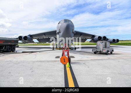 Eine dem 2. Bombenflügel zugewiesene B-52H-Stratofortress wird auf der Fluglinie auf dem Luftwaffenstützpunkt Andersen, Guam, 4. September 2021, betankt. Andersen fungiert als Stützpunkt für die B-52 und ermöglicht es den Kommandeuren, durch den Einsatz des Bombers eine Vielzahl globaler Herausforderungen anzugehen. (USA Luftwaffe Foto von Senior Airman Taylor L. Hunter) Stockfoto