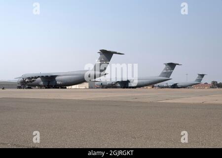 Die C-5 M Super Galaxy Flugzeuge werden auf der Fluglinie am 21. August 2021 auf der Travis Air Force Base, Kalifornien, geparkt. Travis AFB ist Gastgeber des 60th Air Mobility Wing, des 349th AMW und des 621st Contingency Response Wings und fliegt täglich die C-5M Super Galaxy, den C-17 Globemaster III und den KC-10 Extender Tanker. (USA Luftwaffe Foto von Heide Couch) Stockfoto