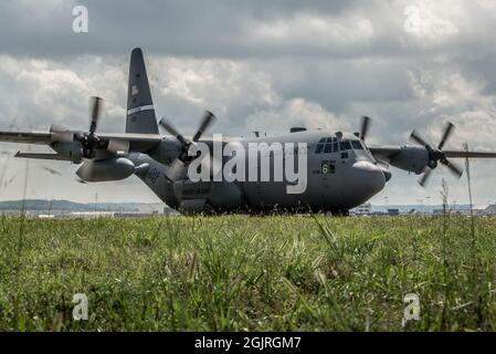 Die Flieger der 123. Notfallgruppe kehren zur Kentucky Air National Guard Base in Louisville, Ky., 8. September 2021 zurück, nachdem sie eine 18-tägige Mission auf Volk Field, Wis., absolviert haben, um afghanische Evakuierte zu empfangen, die an Bord von Militär- und Zivilflugzeugen ankommen. Im Rahmen der Operation Allies Refuge und der Folgemission, der Operation Allies Herzlich Willkommen., bearbeiteten die Airmen 87 Flugzeuge mit mehr als 11,000 Evakuierten Die Evakuierten wurden dann in das nahe gelegene Fort McCoy, Wisconsin, geschickt. Das Verteidigungsministerium stellt durch das U.S. Northern Command und zur Unterstützung des Department of Homeland Security tr zur Verfügung Stockfoto