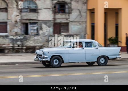 HAVANNA, KUBA - 22. FEB 2016: Oldtimer-Fahrten entlang der berühmten Küstenfahrt Malecon in Havanna Stockfoto