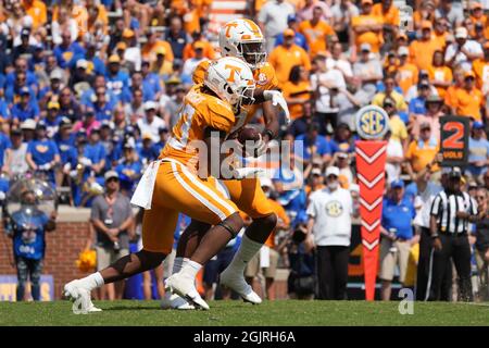 11. September 2021: Tennessee Volunteers Quarterback Hendon Hooker #5 übergibt den Ball an Tennessee Volunteers, die während des NCAA-Fußballspiels zwischen den freiwilligen Helfern der University of Tennessee und den University of Pittsburgh Panthers im Neyland Stadium in Knoxville, TN, Tim Gangloff/CSM, Jaylen Wright #23 zurücklaufen Stockfoto
