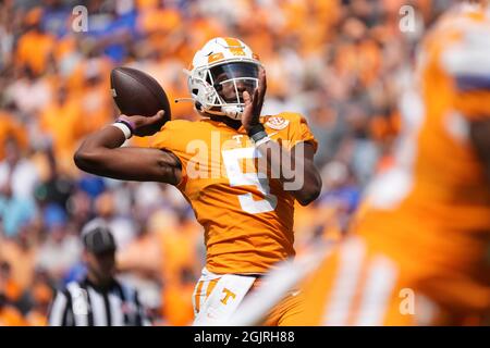 11. September 2021: Tennessee Volunteers Quarterback Hendon Hooker #5 wirft den Ball während des NCAA-Fußballspiels zwischen den Freiwilligen der University of Tennessee und den Panthers der University of Pittsburgh im Neyland Stadium in Knoxville, TN, Tim Gangloff/CSM Stockfoto