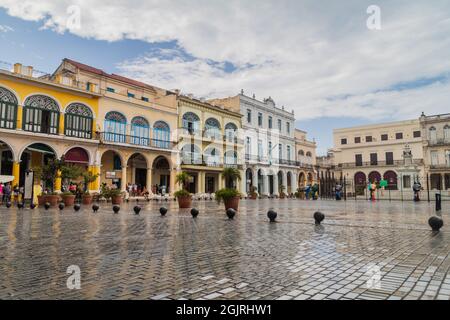 HAVANNA, KUBA - 23. FEB 2016: Alte Kolonialgebäude am Plaza Vieja in Habana Vieja Stockfoto