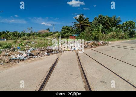 Müllhaufen auf einer alten Eisenbahnstrecke in der Nähe des Flughafens von Havanna, Kuba Stockfoto