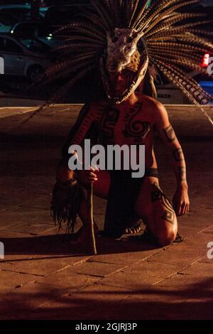 CHICHEN ITZA, MEXIKO - 25. FEB 2016: Vorstellung der einheimischen Maya-Tänzerin in der Nähe der Ruinen von Chichen Itza. Stockfoto