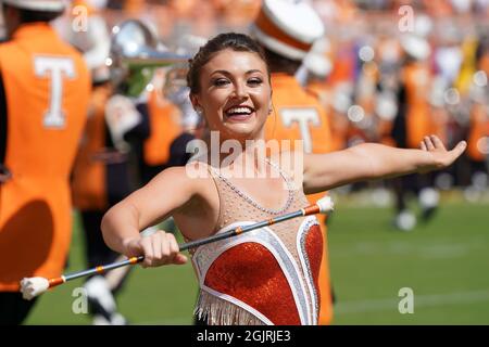 11. September 2021: Tennessee Volunteers Majorette tritt vor dem NCAA-Fußballspiel zwischen den Freiwilligen der University of Tennessee und den Panthers der University of Pittsburgh im Neyland Stadium in Knoxville, TN, Tim Gangloff/CSM auf Stockfoto