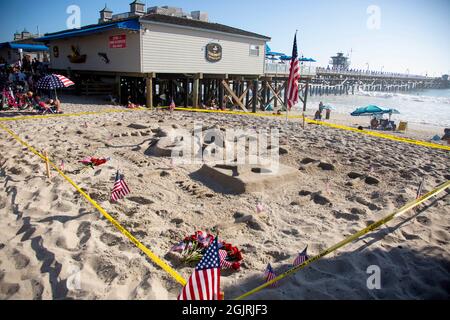 San Clemente, Kalifornien, USA. September 2021. Jay Bellamy ist ein lokaler Skulpturenkünstler, der auch eine Sandskulptur zu Ehren der gefallenen Dienstmitglieder schuf, von denen 10 vom 2. Bataillon, 1. Marine-Regiment im Camp Pendleton, stammten. (Bild: © Katrina Kochneva/ZUMA WIRE) Stockfoto