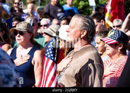 San Clemente, Kalifornien, USA. September 2021. Jay Bellamy und Hunderte von anderen aus der Gemeinde San Clemente würdigen die 13 Mitglieder des Dienstdienstes, die beim Angriff auf den Flughafen Kabul getötet wurden. Jay Bellamy ist ein Skulpturenkünstler, der auch eine Sandskulptur zu Ehren der gefallenen Dienstmitglieder schuf. (Bild: Katrina Kochneva/ZUMA WIRE) Stockfoto