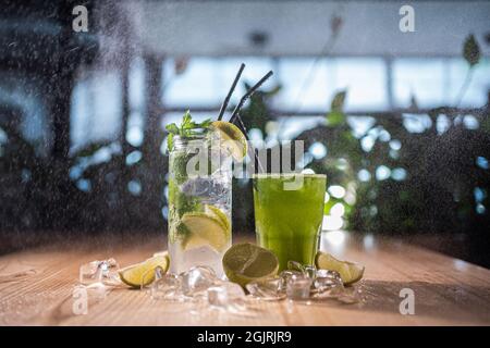 mojito mit Minze, Limette und Eis im Glas und grüner Estragon im Café Stockfoto