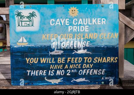 CAYE CAULKER, BELIZE - 2. MÄRZ 2016: Bemalter Slogan zur Förderung der Sauberkeit im Dorf Caye Caulker, Belize Stockfoto