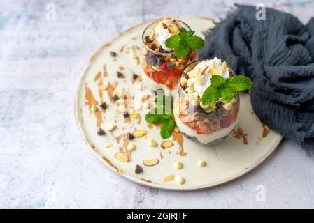 Joghurt Parfait Frühstück oder Dessert, Weinglas Dessert mit Obst Stockfoto