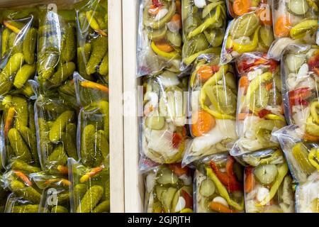 Verschiedene Gurken in Kunststoffverpackungen Stockfoto