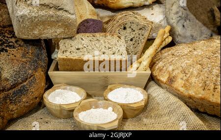 Natürliche und biologische Brotsorten, weißes Mehl in einer Holzschale Stockfoto