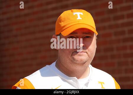 11. September 2021: Tennessee Volunteers Head Coach Josh Heupel vor dem NCAA-Fußballspiel zwischen den Freiwilligen der University of Tennessee und den Panthers der University of Pittsburgh im Neyland Stadium in Knoxville, TN, Tim Gangloff/CSM Stockfoto