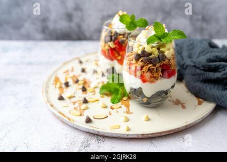 Joghurt Parfait Frühstück oder Dessert, Weinglas Dessert mit Obst Stockfoto