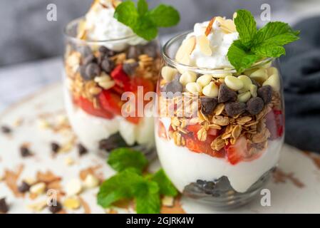 Joghurt Parfait Frühstück oder Dessert, Weinglas Dessert mit Obst Stockfoto
