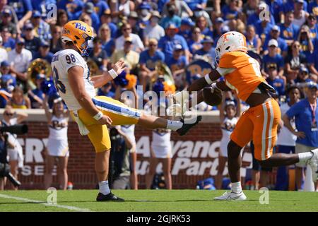 11. September 2021: Pittsburgh Panthers Punter Kirk Christodoulou #98 hat während des NCAA-Fußballspiels zwischen den freiwilligen Helfern der University of Tennessee und den University of Pittsburgh Panthers im Neyland Stadium in Knoxville, TN, Tim Gangloff/CSM, einen Punt blockiert, der von Freiwilligen aus Tennessee als Defensivverteidiger Christian Charles #14 blockiert wurde Stockfoto