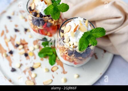 Joghurt Parfait Frühstück oder Dessert, Weinglas Dessert mit Obst Stockfoto