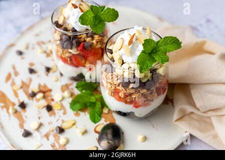 Joghurt Parfait Frühstück oder Dessert, Weinglas Dessert mit Obst Stockfoto