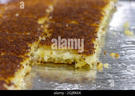 Traditionelles türkisches und nahöstliches Dessert: Knafeh (Türkisch: Kunefe) Stockfoto