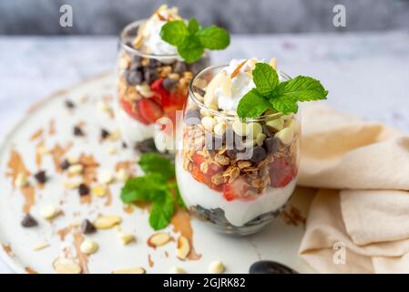 Joghurt Parfait Frühstück oder Dessert, Weinglas Dessert mit Obst Stockfoto