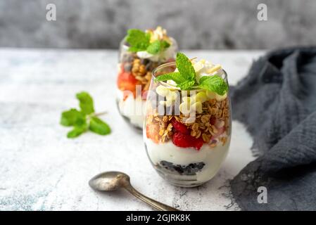 Joghurt Parfait Frühstück oder Dessert, Weinglas Dessert mit Obst Stockfoto