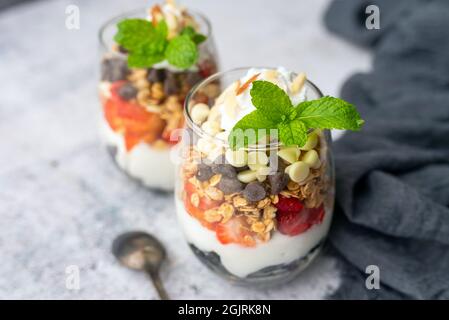 Joghurt Parfait Frühstück oder Dessert, Weinglas Dessert mit Obst Stockfoto