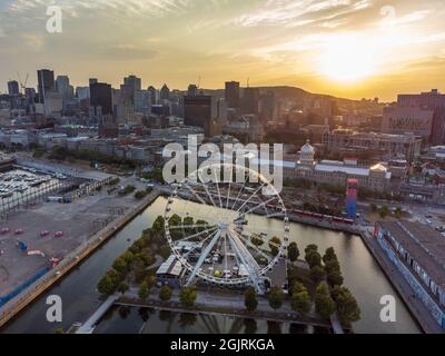 La Grande Roue de Montréal Riesenrad und Skyline in der Innenstadt in der Sommerdämmerung. Quebec, Kanada. Stockfoto