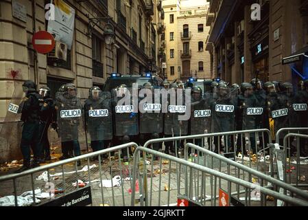 Barcelona, Katalonien, Spanien. September 2021. Barcelona, Spanien. 11. September 2021: Die katalanische Bereitschaftspolizei schirmt eine Station der spanischen Nationalpolizei ab, während linke Unabhängigkeitsbefürworter Objekte werfen, die die 'Diada' markieren (Foto: © Matthias Oesterle/ZUMA Press Wire) Stockfoto