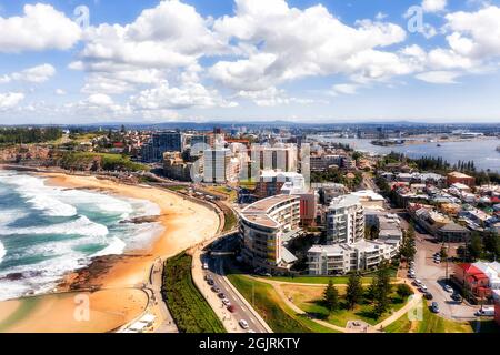 Hochhäuser und historische Häuser im Zentrum von Newcastle City in Australien an der Pazifikküste - Luftaufnahme. Stockfoto