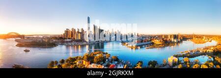 Von der Sydney Harbour Bridge zur Anzac Bridge am Sydney Harbour - breites Luftpanorama mit CBD in der Mitte. Stockfoto
