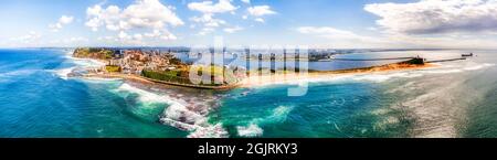 Gesamte Innenstadt von Newcastle in einem weiten Luftpanorama vom Pazifik aus mit Blick auf das Hunter Valley und die Stadtstrände. Stockfoto