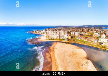 Wohnhäuser und Strata-Gebäude an der Pazifikküste von Australien im Eingang - Luftaufnahme. Stockfoto