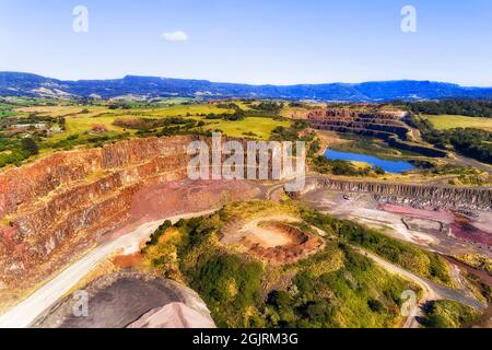 Industrieaushub Tagebaumine - Bombo-Steinbruch zum Graben von Basalt an der australischen Südküste in NSW. Landschaftlich reizvolle Aussicht. Stockfoto