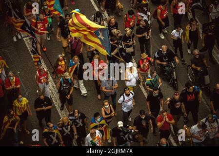 Barcelona, Katalonien, Spanien. September 2021. Barcelona, Spanien. 11. September 2021: Tausende von Unabhängigkeitsbefürwortern rufen Slogans auf, während sie durch Barcelona marschieren, während die Veranstaltung vom ANC und Omnium anlässlich der 'Diada' organisiert wird (Foto: © Matthias Oesterle/ZUMA Press Wire) Stockfoto