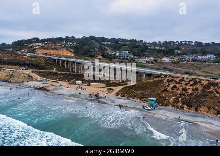 Wunderschöne Luftaufnahme von Torrey Pines State Beach und Del Mar Homes Stockfoto