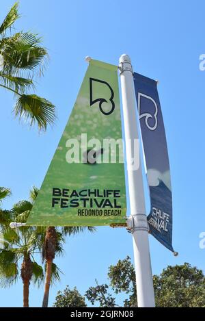 REDONDO BEACH, CALIFORNIA - 10 SEP 2021: Banner für das Beachlife Festival, eine jährliche Veranstaltung in der Nähe des Pier und des Jachthafens. Stockfoto