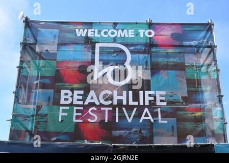 REDONDO BEACH, CALIFORNIA - 10 SEP 2021: Willkommensschild für das Beachlife Festival, eine jährliche Veranstaltung, die am Pier und am Yachthafen stattfindet. Stockfoto