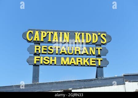 REDONDO BEACH, CALIFORNIA - 10 SEP 2021: Captain Kidds Restaurant Fischmarkt Schild, am Pier. Stockfoto