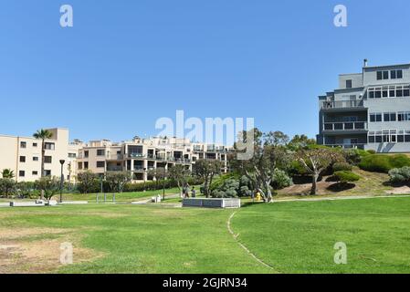 REDONDO BEACH, CALIFORNIA - 10 SEP 2021: Czuleger Park am Fuße der Diamond Street, die zum International Boardwalk und Pier führt. Stockfoto