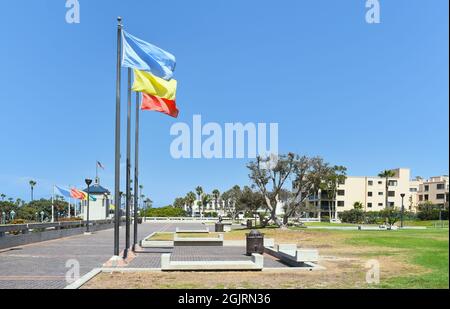 REDONDO BEACH, CALIFORNIA - 10 SEP 2021: Czuleger Park am Fuße der Diamond Street, die zum internationalen Boardwalk und Pier führt. Stockfoto