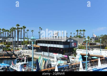 REDONDO BEACH, CALIFORNIA - 10 SEP 2021: R/10 Social House, ein Woodsy-schickes, am Wasser gelegenes Gastropub im Hafen von Redondo Beach. Stockfoto