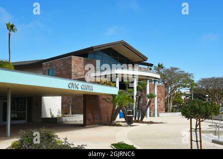 REDONDO BEACH, CALIFORNIA - 10 SEP 2021: Civic Center Gebäude und die Hauptbibliothek, in der South Bay Region im Großraum Los Angeles. Stockfoto