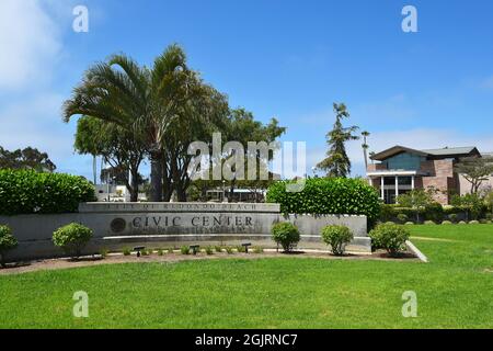 REDONDO BEACH, CALIFORNIA - 10 SEP 2021: Schild am Redondo Beach Civic Center mit der Hauptbibliothek im Hintergrund. Stockfoto