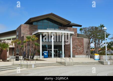 REDONDO BEACH, CALIFORNIA - 10 SEP 2021: Das Hauptgebäude der Bibliothek im Civic Center Komplex. Stockfoto