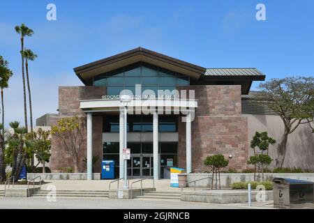 REDONDO BEACH, KALIFORNIEN - 10 SEP 2021: Die Hauptbibliothek von Redondo Beach im Civic Center Complex. Stockfoto