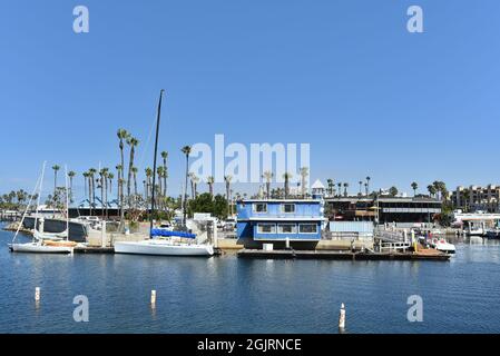 REDONDO BEACH, KALIFORNIEN - 10 SEP 2021: Die Redondo Beach Marina mit Booten, Restaurants und Geschäften. Stockfoto