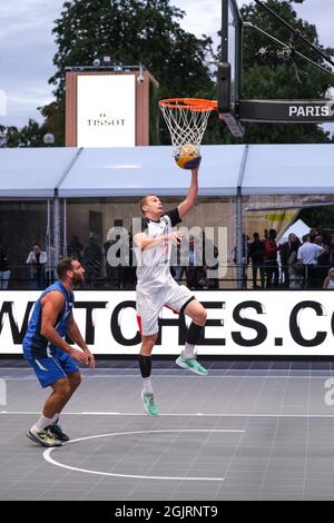 Paris, Frankreich. September 2021. Danil Abramovskii (Russland) im Einsatz während des Fiba 3x3 Europe Cup Paris 2021 (Foto: Davide Di Lalla/Pacific Press) Quelle: Pacific Press Media Production Corp./Alamy Live News Stockfoto